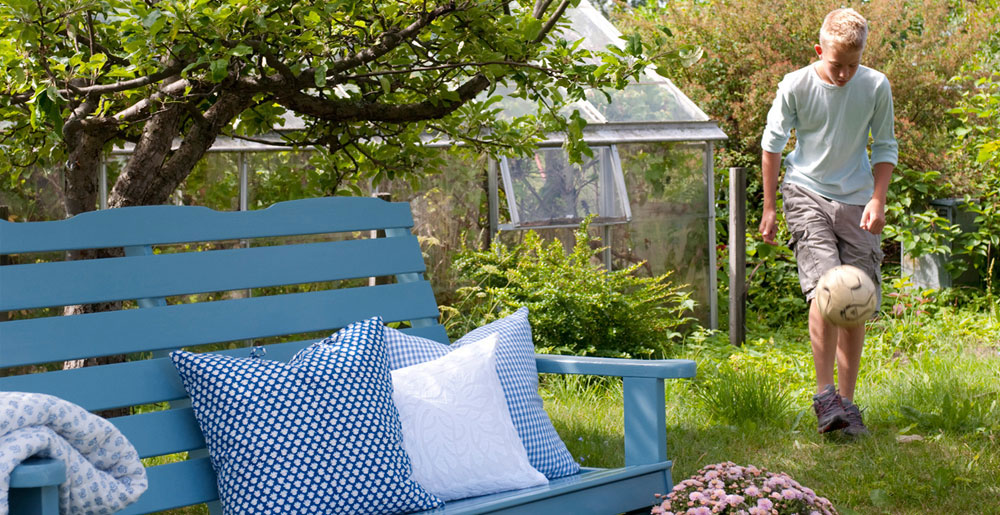 Male hagemøbler i lekre farger